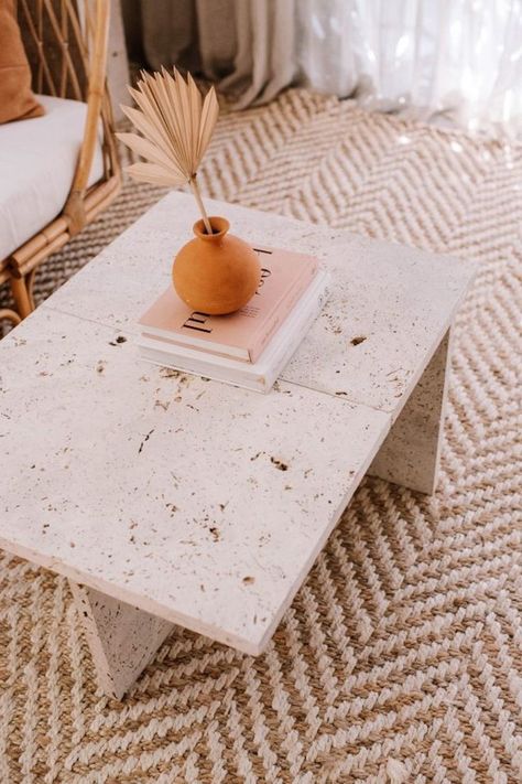 Pour une table design à petit prix ! Diy Travertine, Diy Marble Table, Terrazzo Coffee Table, Diy Terrazzo, Granite Coffee Table, Travertine Table, Tiled Coffee Table, Tile Table, Diy Marble