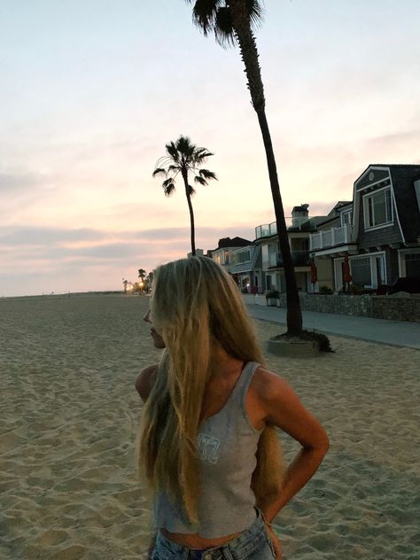 Laguna Beach Aesthetic Fashion, California Inspo Pics, Summer Beach Town Aesthetic, California Beach Pictures, Socal Summer Aesthetic, Oceanside California Aesthetic, Newport Beach Outfits, Cali Picture Ideas, Cali Insta Pics