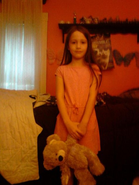 Real life Sally creepy pasta  🐻 With her teddy bear Sally Williams, Creepy Pasta Dti Outfit, Smile Dog Creepy Pasta, Smile Dog Creepy Pasta Real, Smile Dog Creepypasta Art, Smile Dog Creepypasta, All Creepypasta Characters, Creepypasta Girls, Creepypasta Cosplay