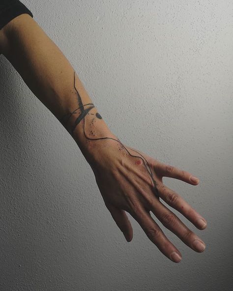 handpoke tattoos (@duhovka.ink) • Instagram photos and videos Underarm Tattoo, Hand And Finger Tattoos, Forarm Tattoos, Handpoke Tattoo, Tasteful Tattoos, Arm Band Tattoo, Hand Tattoos For Women, Small Hand Tattoos, Tattoo Feminina