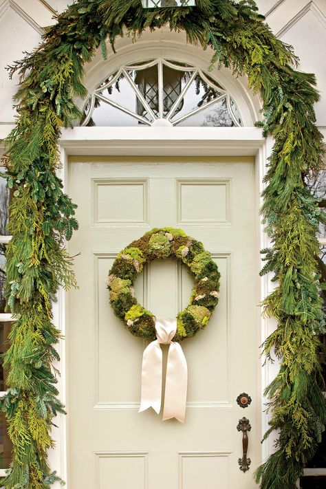 Moss Wreath Moss Wreath, Christmas Wreaths To Make, Wreath Ideas, Christmas Floral, Holiday Inspiration, Christmas Door, Green Christmas, Christmas Inspiration, Holiday Wreaths