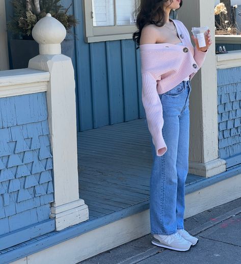 New Balance Pink Outfit, Pink Cardigan Outfit Aesthetic, Outfit Ideas Mom Jeans, Cardigan Outfits Aesthetic, Outfit Ideas Mom, Pink Cardigan Outfit, Cardigan Outfit Aesthetic, Capsule Wardrobe Ideas, New Balances