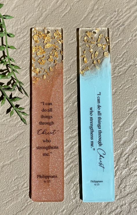 Resin Bookmarks With Quotes, Resin Book Marks, Resin Bookmark Ideas, Diy Resin Keychain, Resin Pendant Diy, Hand Jewelry Rings, Resin Bookmarks, Idee Cricut, Resin Crafts Tutorial