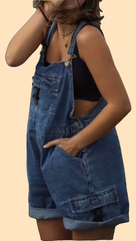 Baggy Short Overalls, Jean Overall Outfits Shorts, Oversized Overalls Outfit Summer, How To Style Short Overalls, Short Denim Overalls Outfit, Short Overalls Outfit 90s, Short Overall Outfits, Baggy Overall Shorts, Baggy Overalls Outfit