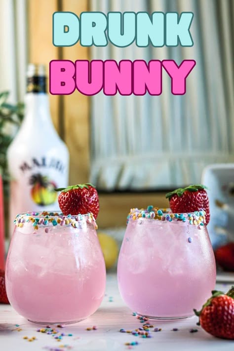 This Drunk Bunny Cocktail is perfect for a grown-up Easter gathering. The pastel drink with colorful sprinkles is so festive and tastes bright and refreshing. Easter Cocktails Drinks, Fun Easter Drinks, Spring Drinks Alcohol, Easter Alcoholic Drinks, Sakura Latte, Bunny Cocktail, Easter Drink, Fun Party Drinks, Pink Latte