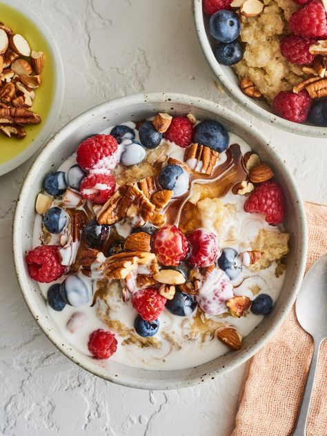 Helene Henderson of Malibu Farm says that California is the "good morning state" and this recipe is made for those that rise with the sun. Quinoa Oatmeal, Easy Granola Recipe, Quinoa Porridge, Protein Granola, Easy Granola, Vegan Granola, Vegan Oatmeal, Gluten Free Granola, Filling Breakfast