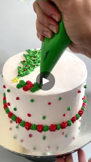 Easy Christmas Sheet Cake Decorating Ideas, Wreath Cake Christmas, Christmas Theme Cakes, Christmas Cookie Cake Decorating Ideas, Christmas Sheet Cake Ideas, Christmas Sheet Cakes Decorated, Christmas Cake Videos, Christmas Cake Designs Simple, Christmas Theme Cake Ideas