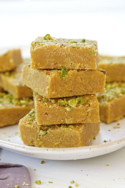 Almond Fudge Recipe, Pista Barfi, Baked Fudge Recipe, Inexpensive Desserts, Jaggery Recipes, Kalakand Recipe, No Bake Fudge, Easy Indian Dessert Recipes, Diwali Sweets Recipe