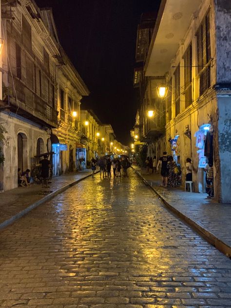 Philippine History Background, Philippine Photography, Vigan Ilocos Sur, Vigan Philippines, Ilocos Region, Ilocos Sur, Atmospheric Perspective, Filipino Architecture, Aesthetic Views