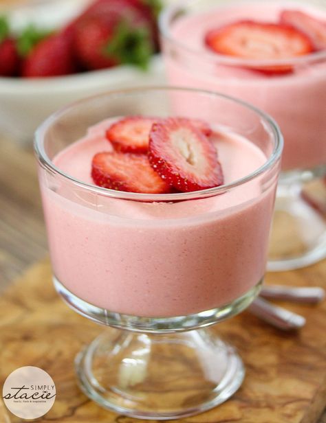 Strawberry Mousse Recipe, Jello Fruit Salads, Banana Mousse, Easy Strawberry Desserts, Dessert Light, Simply Stacie, Brulee Recipe, Jello Desserts, Strawberry Mousse