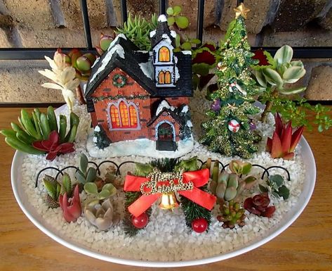 Fairy Garden Christmas, Christmas Fairy Garden, Succulent Diy, Fairies Garden, Simple Holiday Decor, Mini Gardens, Miniature Gardens, Garden Christmas, Clay Mugs