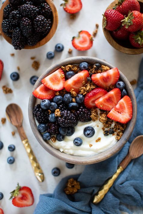 Healthy Greek Yogurt Breakfast Bowl | Orchids + Sweet Tea Healthy Greek Yogurt Breakfast, Yogurt Recipes Breakfast, Greek Yogurt Breakfast Bowl, Yogurt Breakfast Bowl, Greek Yogurt Breakfast, Menu Sarapan Sehat, Breakfast Bowls Recipe, Plats Healthy, Healthy Greek Yogurt