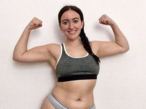 Instagrammer and blogger Essie flexing her muscles Flexing Pose Reference Drawing, Flexing Muscles Pose Reference, Sport Woman Fitness, Body Reference Drawing, Anatomy Poses, Social Determinants Of Health, Human Reference, Poses References, Best Blogs