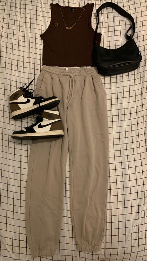 Cute Jogger Outfits Summer, Crop Top With Joggers Outfit, Unique Comfy Outfits, Beige Sweat Pants Outfits, Sweat Pants Aesthetic Outfit, What To Wear With Beige Sweatpants, Outfits With Beige Sweatpants, Beige Sweats Outfit, Tan Sweats Outfit