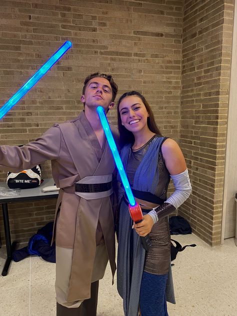 Jedi Halloween Costume, Halloween Jedi, Sith Costume, Obi One, Starwars Jedi, Star Wars Halloween Costumes, Jedi Costume, Duo Costumes, Star Wars Halloween