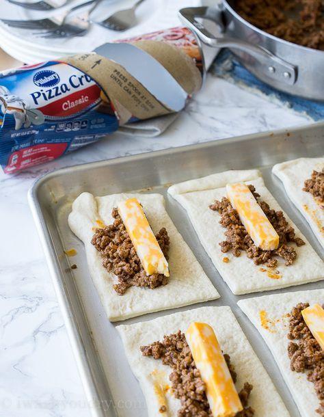 These super simple Cheesy Taco Sticks are buttery breadsticks filled with taco meat and lots of cheese! Perfect for snacking or watching the big game! Taco Healthy, Cheesy Taco Sticks, Taco Sticks, Pizza Sticks, Taco Dinner, Cheese Sticks, Taco Meat, Football Food, Breadsticks