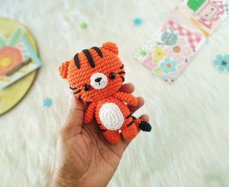 Amigurumi Tiger pattern ⋆ A little love everyday Crochet Mini Tiger Free Pattern, Knitted Tiger Free Pattern, Crochet Tiger Pattern Free, Tiger Amigurumi Free Pattern, Crochet Toothless, Tiger Crochet, Amigurumi Tiger, Crochet Tiger, Chubby Cat