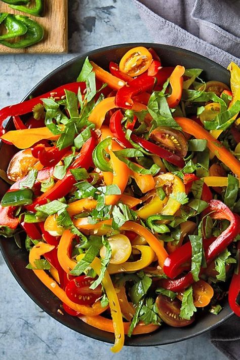 Pepper Salad Recipes, Bell Pepper Salad, Pepper Salad, Stuffed Poblano Peppers, Peppers Recipes, Salad Bar, Stuffed Sweet Peppers, Inspired Recipes, Healthy Salads