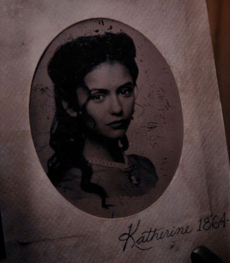 The vampire diaries Katherine Pierce 1864 Aesthetic, The Originals Aesthetic, The Vampire Diaries Aesthetic, Ian E Nina, Vampire Family, Graveyard Girl, Tvd Aesthetic, The Vampire Diaries 3, Vampire Diaries Movie