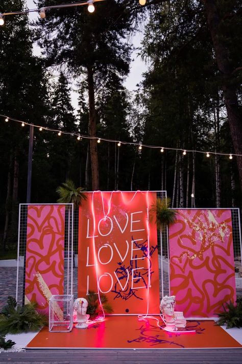 Cool Event Ideas, Photography Sets, Backdrop Event, Photowall Ideas, Stage Ideas, Event Decoration, Neon Wedding, Stage Set, Black Wedding