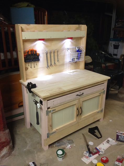 DIY kids work bench. I want of these in the new garage for the kids, so they can all "help" Dad! Kids Work Bench, Build Your Own Garage, Kids Woodworking Projects, Kids Tool Bench, Kids Workbench, Diy Garage Work Bench, New Garage, Kids Work, Woodworking Bench Plans