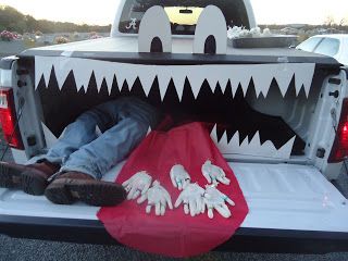 Trunker Treat Ideas, Halloween Car Decorations, Trunk Or Treat Ideas, Halloween Photo Booth, Halloween Diy Outdoor, Halloween Pins, Treat Ideas, Halloween Diy Crafts, A Farmer