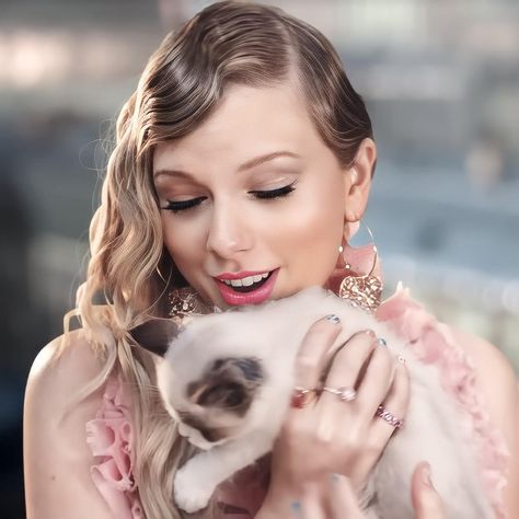 Lover Taylor, Favorite Albums, Taylor Swift Lover, Estilo Taylor Swift, Taylor Swift Music, Olivia Benson, Swift Photo, Meredith Grey, Taylor Swift Album