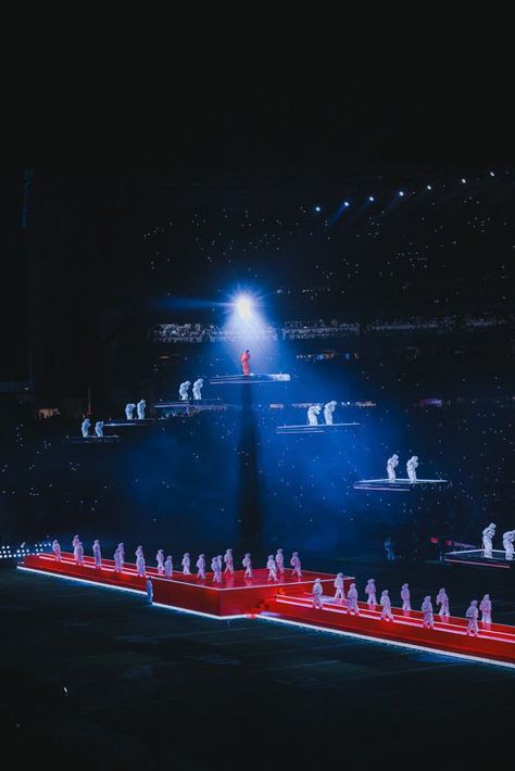 dex ✨ | fan account on Twitter: "@RIHANNARAGE Can you please do these shots? https://t.co/CdDWhNpLtP" / Twitter Rihanna Superbowl, Rihanna Tour, Event Poster Design Inspiration, Rihanna Concert, Pepper Jam, Rihanna Fan, Concert Lights, Concert Stage Design, Tour Manager