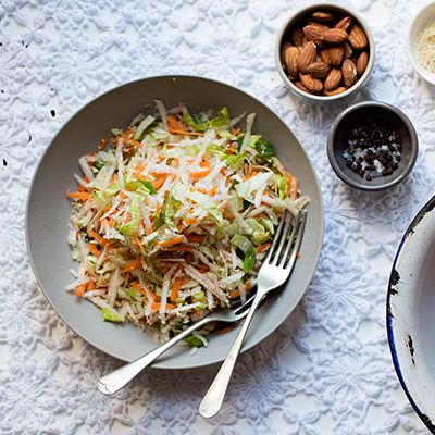 Kohlrabi, Carrot and Lettuce Slaw - From @aninasrecipes Lettuce Slaw, Quick Kimchi, Lunch Vegetarian, Veggie Spring Rolls, Fried Green Beans, Korean Side Dishes, Kimchi Recipe, Hot And Sour Soup, Fun Salads