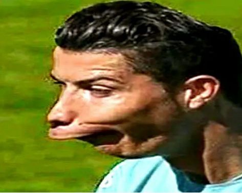 Ronaldo Memes, Funny Soccer Pictures, Funny Football Pictures, Doflamingo Wallpaper, Cr7 Messi, Soccer Funny, Troll Face, Snapchat Funny, Funny Short Clips