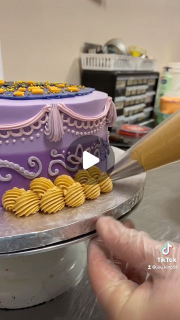 Rapunzel Birthday Cake Diy, Rupunzel Quince Theme Cake, Tangled Birthday Cake Ideas, Rapunzel Cupcake Cake, Tangled Birthday Cupcakes, Rapunzel Cakes Ideas, Rapunzel Cupcakes Ideas, Tangled Rapunzel Party Ideas, Rapunzel Theme Cake