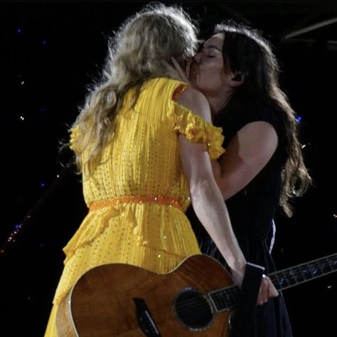 Gracie Abrams, Eras Tour, On Stage, Taylor Swift, Swift, Guitar