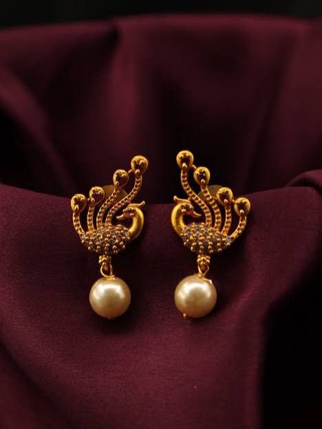 Ear Rings Gold Indian Daily Wear Studs, Gold Earrings Designs New Model, Daily Use Gold Earrings Indian, Gold Studs Earrings Indian, Antique Jumka, Gold Ideas, Temple Jewellery Earrings, Small Earrings Gold, Gold Earrings Indian