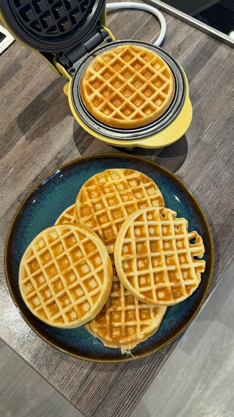 Waffles Aesthetic, How To Make Waffles, Food L, Food Babe, Food Photography Inspiration, Food Inspo, Food Obsession, Beautiful Food, Coffee Recipes