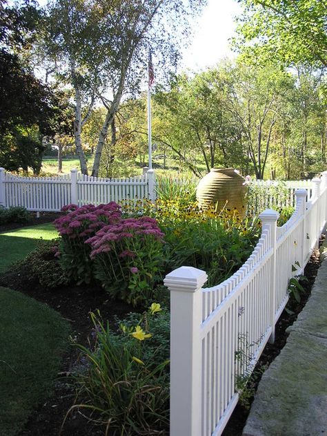 Yard Fencing, Picket Fence Garden, Trees For Front Yard, Front Yards Curb Appeal, Wood Fence Design, Backyard Fence, Fence Styles, Front Yard Fence, White Picket Fence