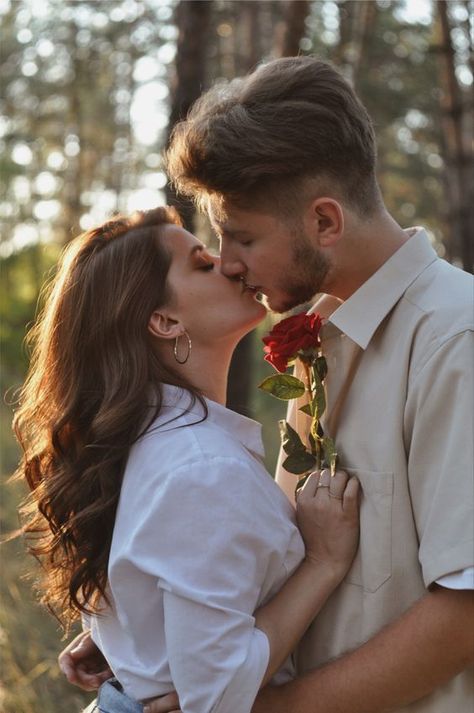 Couples Photoshoot Poses Romantic, Outdoor Wedding Pictures, Creative Couples Photography, Pre Wedding Photoshoot Props, Romantic Couple Images, Wedding Photoshoot Props, Pre Wedding Photoshoot Outdoor, Wedding Photoshoot Poses, Romantic Couples Photography