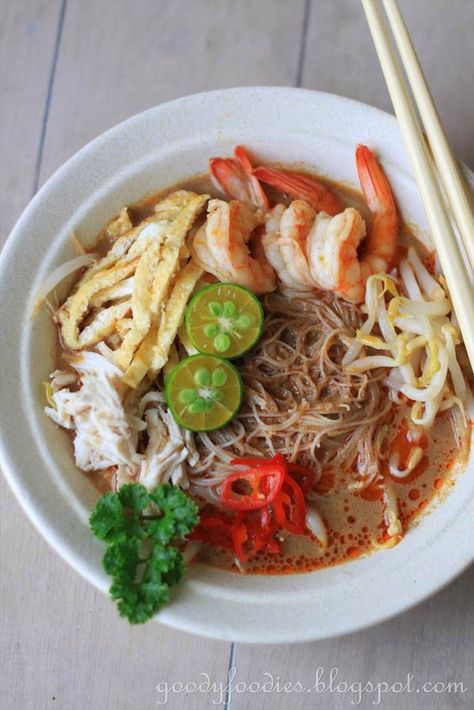 GoodyFoodies: Recipe: Sarawak Laksa Laksa Sarawak, Laksa Recipe, Curry Laksa, Asian Noodle Recipes, Recipetin Eats, Asian Noodles, Asian Soup, Eat Your Heart Out, Malaysian Food