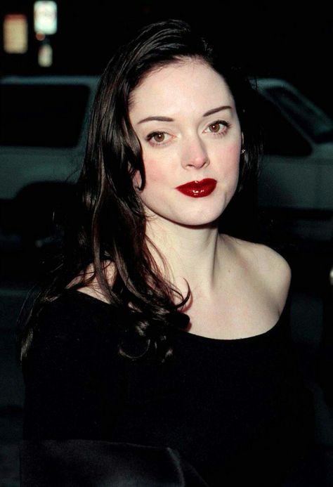 Rose Mcgowan 90s, 1990s Makeup, Women Of The 90s, 90s Makeup, Audrey Tautou, Rose Mcgowan, Goth Look, Outdoors Tattoo, Kissable Lips