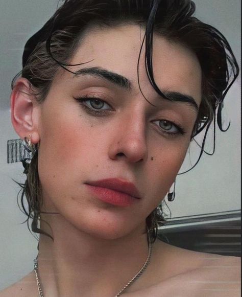 Man With Feminine Face, Makeup Guys Aesthetic, Feminine Makeup For Men, Pretty Boy Makeup, Feminine Guys Aesthetic, Genderfluid Tips, Guys With Eyeliner, Masculine Makeup, Masc Makeup