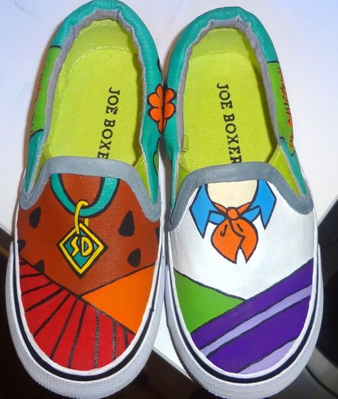 Kid's Scooby Doo Shoes by KatieLadyCrafts on Etsy, $45.00 Scooby Doo Shoes, Scooby Doo Diy Costume, Scooby Doo Halloween Party, Scooby Doo Birthday Party, Scooby Doo Images, Painted Shoes Diy, Custom Painted Shoes, Diy Costumes Kids, Posca Marker