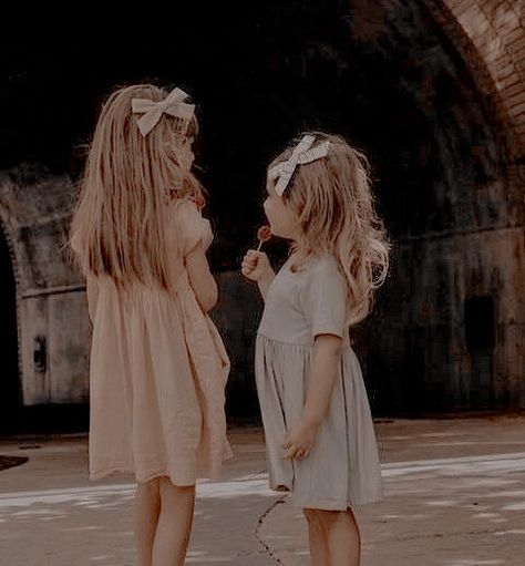 Blonde Sisters Aesthetic, Blonde Kids, Sisters Photoshoot, Foto Baby, Mommy Life, Girl Mom, Stylish Kids, Mom Kid, Toddler Fashion