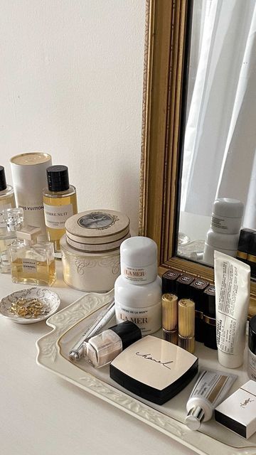 Luxury Makeup Vanity, Makeup Vanity Ideas, Organization Vanity, Aesthetic Perfume, Makeup Beauty Room, Kelsey Simone, Makeup Tray, Inspo Makeup, Perfume Display