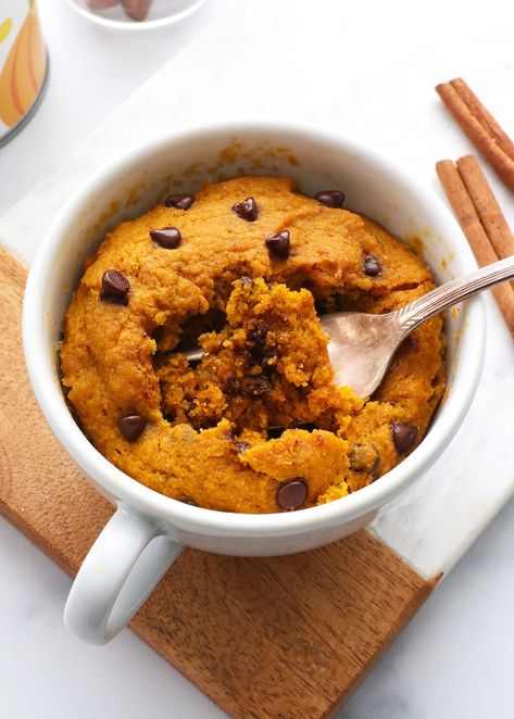 Pumpkin Mug Cake tastes like a slice of pumpkin bread and cooks in 2 minutes! It's the perfect single serving treat. Gluten-free & Vegan. Microwave Pumpkin Mug Cake, Pumpkin Mug Cake, Mug Dessert Recipes, The Best Cauliflower, Clean Treats, Mug Cake Healthy, Cauliflower Pizza Crust, Baby Recipes, Single Serve Desserts