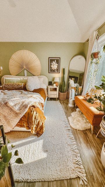 𝚜𝚢𝚍𝚗𝚎𝚢 | 𝚑𝚘𝚖𝚎𝚢 𝚟𝚒𝚋𝚎𝚜 ✿✌🏻 on Instagram: "cozy + earthy ✨   -and some beagles 🐶🤍   #vibes #homeinspo #decorideas #bedroom #bedroomdecor #decor" Granola Girl Home Decor, Granola House, Vintage Couch, Bedroom Couch, Granola Girl, Girl House, August 19, House Inspiration, Granola