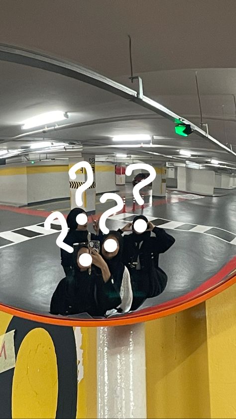 Faceless Group Pics, No Face Friend Pictures, Group Aesthetic Faceless, Friend Group Aesthetic Faceless, Group Pose Ideas, Friend Group Aesthetic, Friends Group Photo, Group Pose, Friend Group Pictures