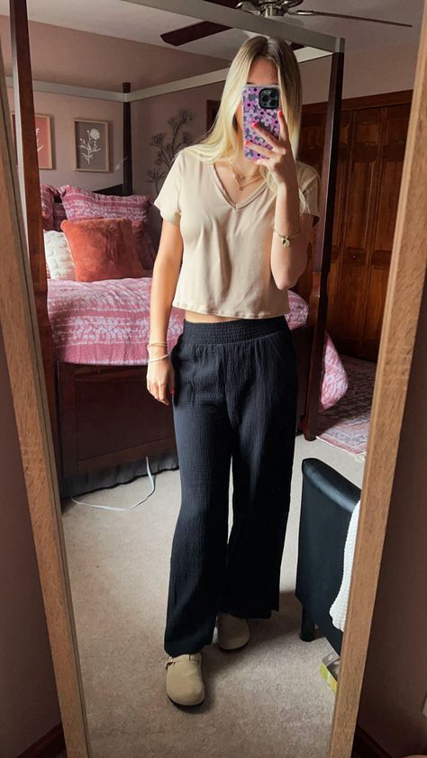 Fall Outfit Inspo, Fall Outfit, Fall Aesthetic, OOTD, Clogs, Black flowy pants, Flowy pants, Tan cropped shirt, Style Guide, Fall style, Gold Jewerly Flow Pants Outfit, Black Flowy Pants Outfit, Flowy Pants Outfit, Aesthetic Ootd, Outfit Hoodie, School Hair, Back To School Hairstyles, Flowy Pants, Cropped Shirt