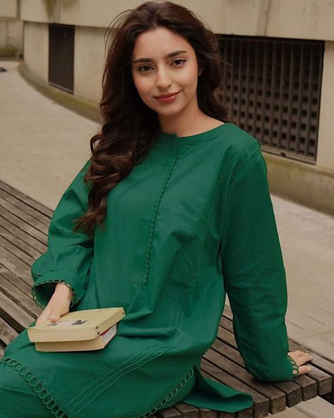 Shirts Designs Pakistani, Shirt Design For Girls, Simple Dress Casual, Lawn Dresses, Colour Combinations Fashion, Latest Dress Design, Trendy Shirt Designs, Stylish Short Dresses, Lawn Dress