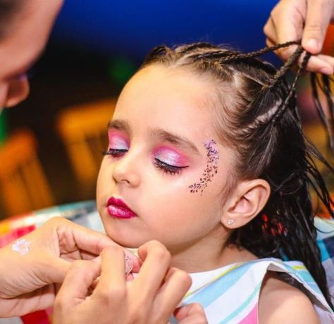 Ballet Makeup Kids, Princess Makeup For Kids, Ballet Makeup, Toddler Hairstyles Girl Fine Hair, Taylor Swift Makeup, Cheer Makeup, Kids Cheering, Easy Little Girl Hairstyles, Peinados Hair Styles