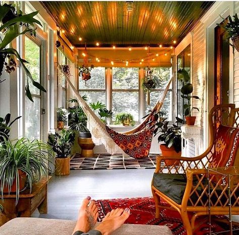 Pin page Bohemian Sunroom, Boho Sunroom, Indoor Porch, Sunroom Decorating, Bohemian Interior Design, Sunroom Designs, Bohemian House, Bohemian Interior, Reading Room