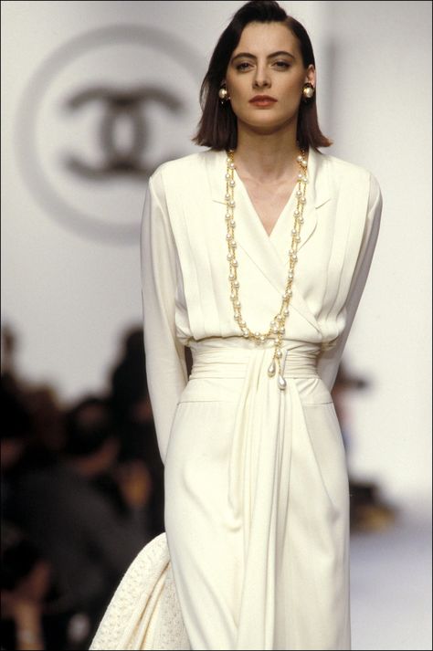 Happy Birthday Inès de la Fressange! From modeling baby steps in the modeling world at only 17 for Mugler, Castelbajac and Yves Saint Laurent, to fashion star status as muse for Chanel in 1983, via the launch of her own label in 1991 - named simply Inès de la Fressange - this born and bred Parisienne was a fixture during the golden age of modeling. From the lofty heights of her 5'11', she continues to embody Parisian chic and classic French glamour to this day. Look back on a long career with... Chanel Fashion Show 2019, Vintage Chanel Jewelry, Moda Chanel, Chanel Fashion Show, Chanel Runway, Dress Chanel, Mode Chanel, Chanel Dress, Chanel Couture